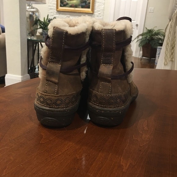 Women’s Ugg ankle boots - Picture 3 of 4